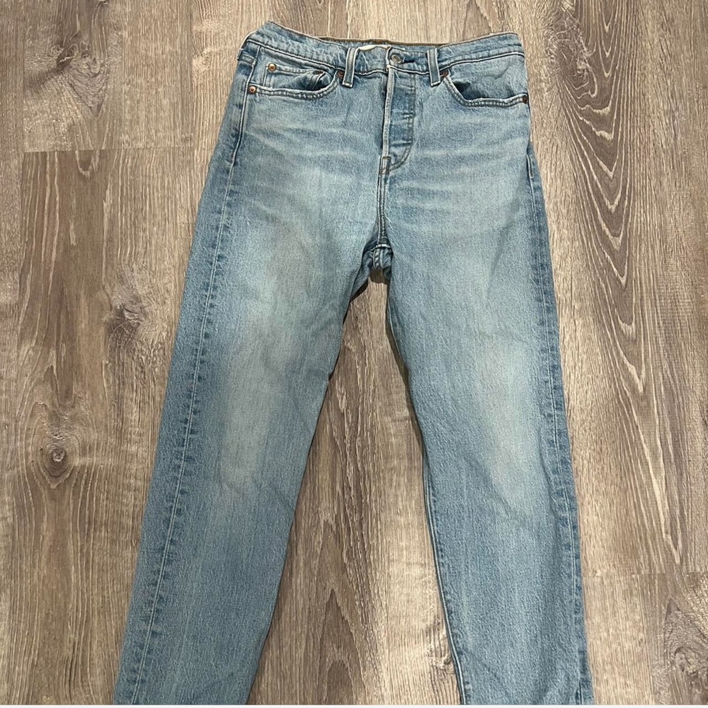 levi's wedgie size 28